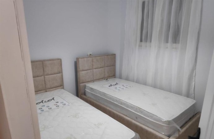 Tirane, jepet me qera apartament 1+1+Ballkon Kati 1, 85 m² 480 € (PORCELAN)