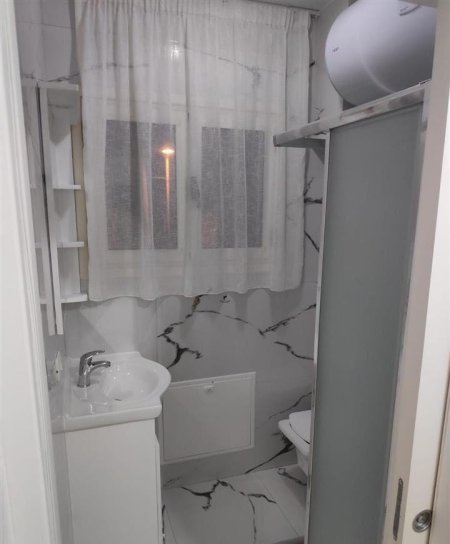 Tirane, jepet me qera apartament 1+1+Ballkon Kati 1, 85 m² 480 € (PORCELAN)