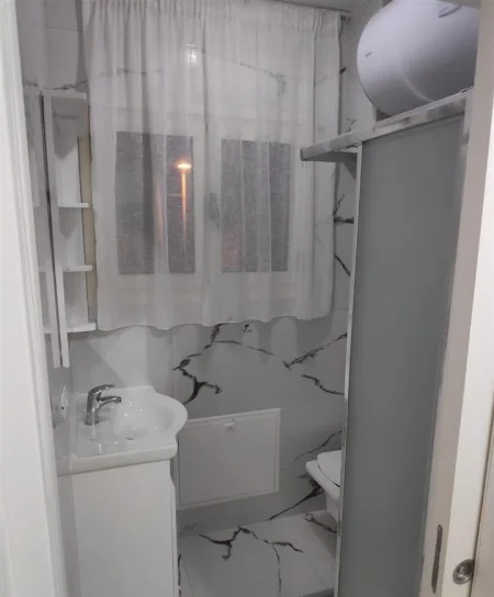 Tirane, jepet me qera apartament 1+1+Ballkon Kati 1, 85 m² 480 € (PORCELAN)