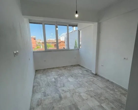 Tirane, jepet me qera dyqan Kati 0, 90 m² 800 € (rruga 4 deshmoret)