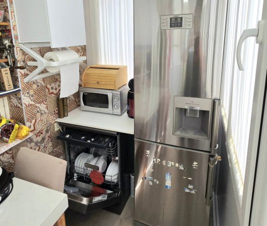 ✨ Jepet me Qera – Apartament Luksoz 3+1+2wc & kuzhinë më vete || (📍Vijë e parë - pamje mahnitëse nga Liqeni thatë ) || 1350€/Muaj | ( 1 post parkimi)