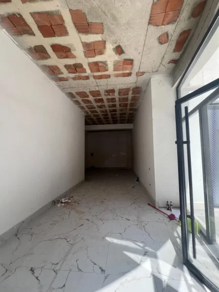 Tirane, jepet me qera dyqan Kati 0, 104 m² 1.400 € (RRUGA E DURRESIT)