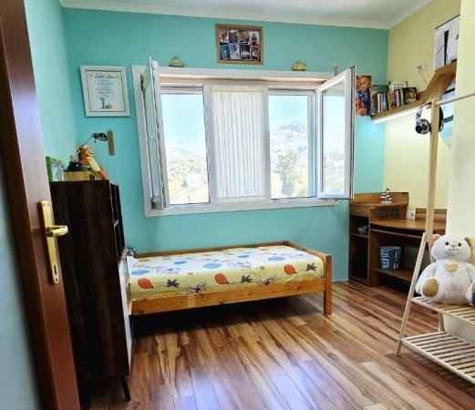 ✨ Jepet me Qera – Apartament Luksoz 3+1+2wc & kuzhinë më vete || (📍Vijë e parë - pamje mahnitëse nga Liqeni thatë ) || 1350€/Muaj | ( 1 post parkimi)