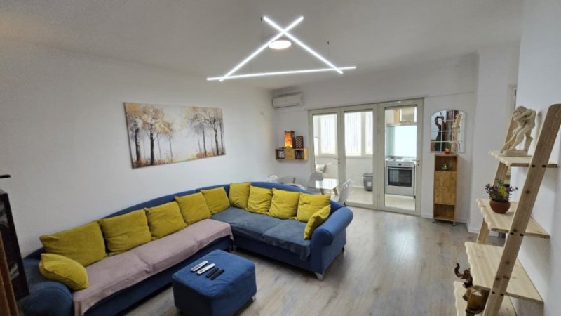 ✨ Jepet me Qera – Apartament Luksoz 3+1+2wc & kuzhinë më vete || (📍Vijë e parë - pamje mahnitëse nga Liqeni thatë ) || 1350€/Muaj | ( 1 post parkimi)