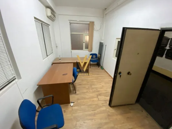 Tirane, jepet me qera zyre Kati 0, 20 m² 240 € (ISH BLLOKU)