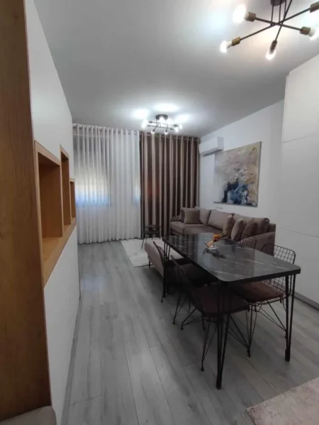 Tirane, jepet me qera apartament 1+1+Ballkon Kati 1, 51 m² 450 € (YZBERISHT)