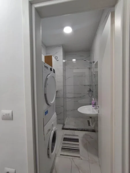 Tirane, jepet me qera apartament 1+1+Ballkon Kati 1, 51 m² 450 € (YZBERISHT)