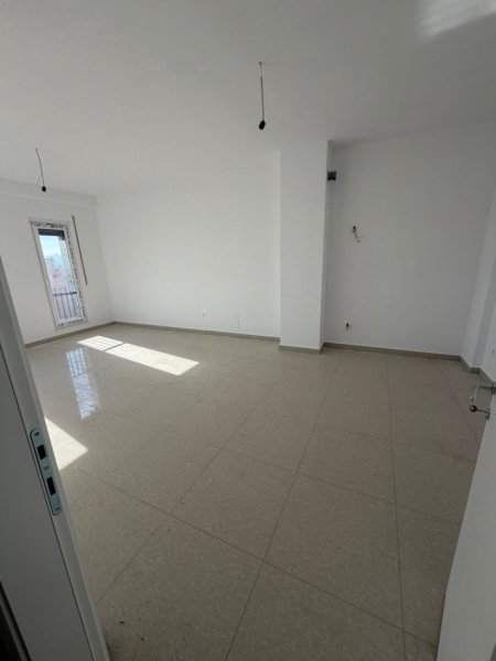 Tirane, jepet me qera apartament 1+1+Ballkon Kati 3, 65 m² 300 € (Apartament 1+1 Per Qera Kamez Pajtoni Pallat I Ri)