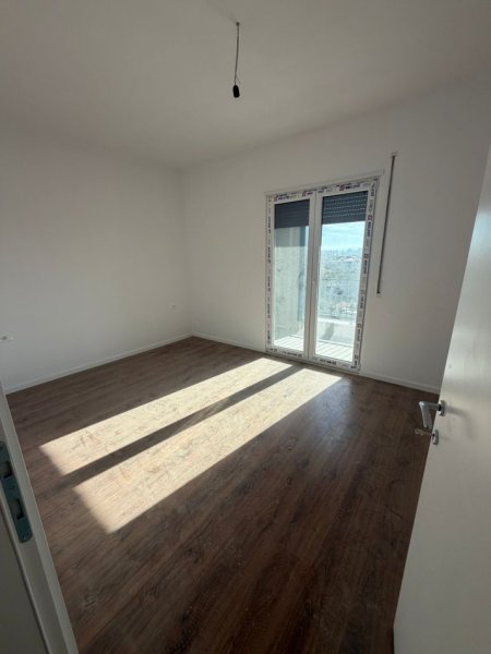 Tirane, jepet me qera apartament 1+1+Ballkon Kati 3, 65 m² 300 € (Apartament 1+1 Per Qera Kamez Pajtoni Pallat I Ri)
