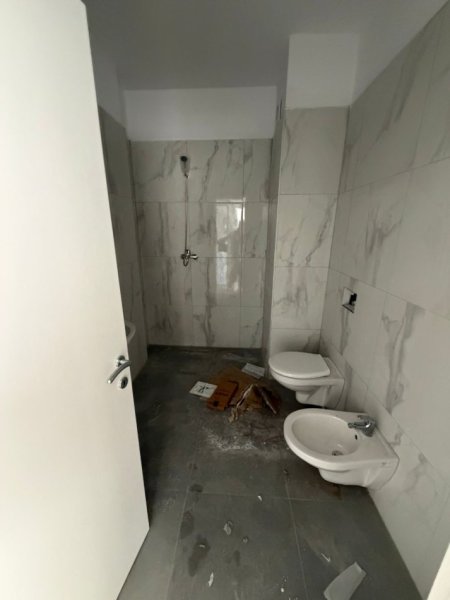 Tirane, jepet me qera apartament 1+1+Ballkon Kati 3, 65 m² 300 € (Apartament 1+1 Per Qera Kamez Pajtoni Pallat I Ri)