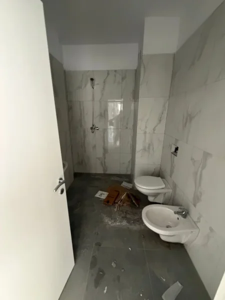 Tirane, jepet me qera apartament 1+1+Ballkon Kati 3, 65 m² 300 € (Apartament 1+1 Per Qera Kamez Pajtoni Pallat I Ri)