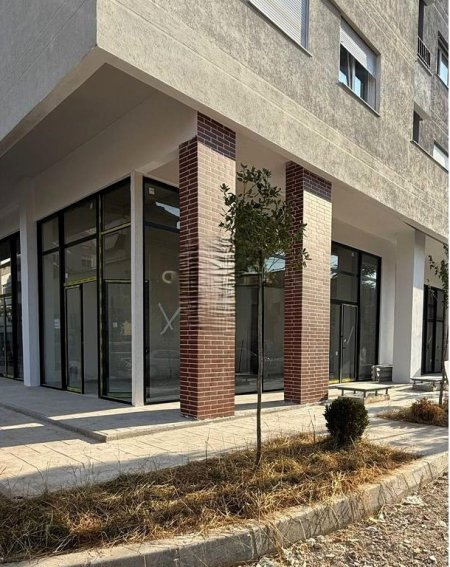 Tirane, jepet me qera dyqan Kati 0, 45 m² 750 € (PAZARI I RI)