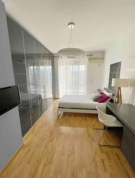 Tirane, jepet me qera apartament 3+1+Ballkon Kati 7, 140 m² 1.500 € (Rruga Perlat Rexhepi)