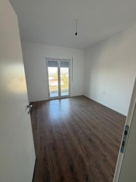 Tirane, jepet me qera apartament 2+1+Ballkon Kati 3, 99 m² 350 € (Apartament 2+1+2 Per Qera Kamez I Pabanuar Me Pare)