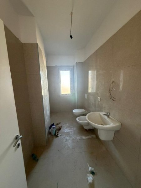 Tirane, jepet me qera apartament 2+1+Ballkon Kati 3, 99 m² 350 € (Apartament 2+1+2 Per Qera Kamez I Pabanuar Me Pare)