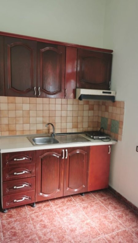 Tirane, jepet me qera garsonier 1+1 Kati 1, 25 m² (Mbrapa Spitalit Amerikan 3,Yzberisht)