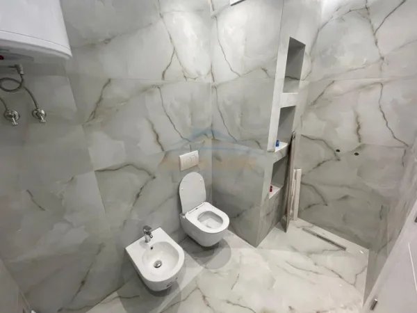 Tirane, shitet apartament 2+1 Kati 3, 85 m² 215.000 € (PRANE SHKOLLES SE KUQE)