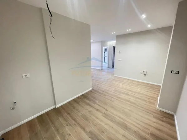 Tirane, shitet apartament 2+1 Kati 3, 85 m² 215.000 € (PRANE SHKOLLES SE KUQE)