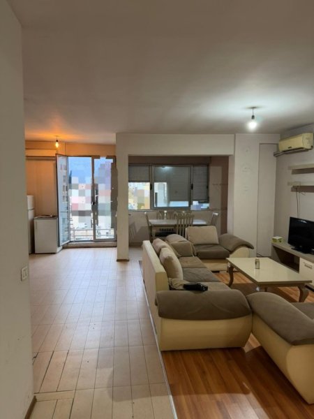 Tirane, jepet me qera apartament 2+1+Ballkon Kati 8, 100 m² 700 € (Rruga e Kavajes)