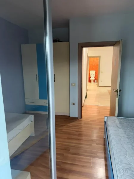 Tirane, jepet me qera apartament 2+1+Ballkon Kati 8, 100 m² 700 € (Rruga e Kavajes)