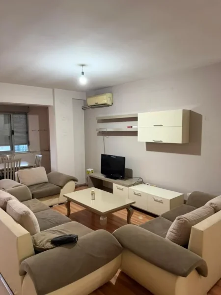 Tirane, jepet me qera apartament 2+1+Ballkon Kati 8, 100 m² 700 € (Rruga e Kavajes)