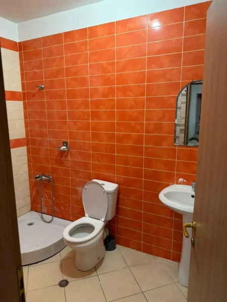 Tirane, jepet me qera apartament 2+1+Ballkon Kati 8, 100 m² 700 € (Rruga e Kavajes)