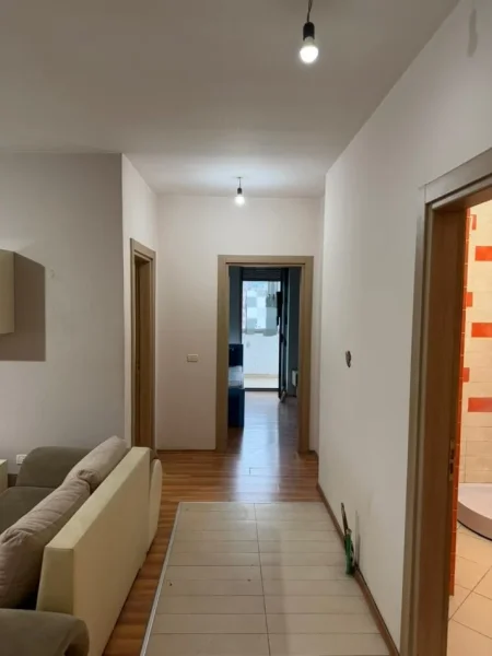 Tirane, jepet me qera apartament 2+1+Ballkon Kati 8, 100 m² 700 € (Rruga e Kavajes)