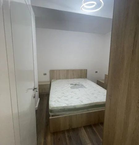 Tirane, jepet me qera apartament 1+1+Ballkon Kati 3, 60 m² 500 € (BRRYL)
