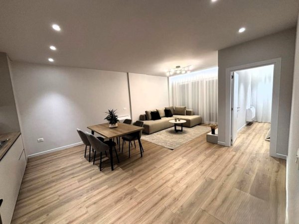 Tirane, jepet me qera apartament 1+1 Kati 4, 75 m² 850 € (PAZARI I RI)
