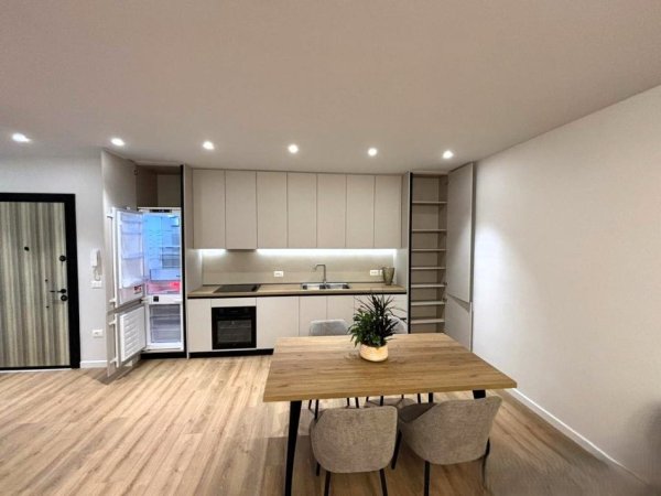 Tirane, jepet me qera apartament 1+1 Kati 4, 75 m² 850 € (PAZARI I RI)