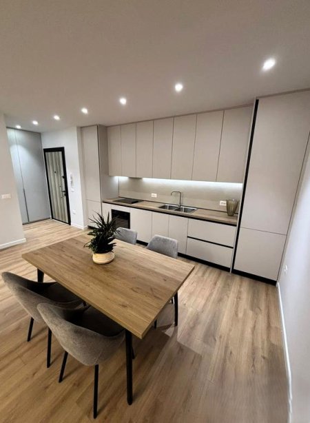 Tirane, jepet me qera apartament 1+1 Kati 4, 75 m² 850 € (PAZARI I RI)