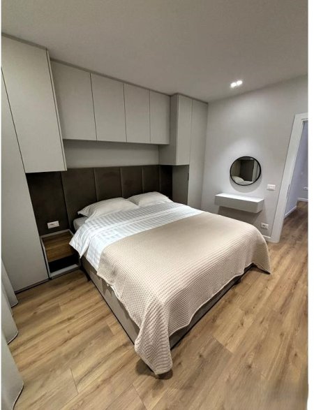 Tirane, jepet me qera apartament 1+1 Kati 4, 75 m² 850 € (PAZARI I RI)