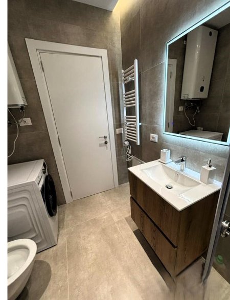 Tirane, jepet me qera apartament 1+1 Kati 4, 75 m² 850 € (PAZARI I RI)