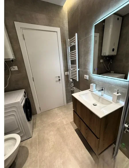 Tirane, jepet me qera apartament 1+1 Kati 4, 75 m² 850 € (PAZARI I RI)