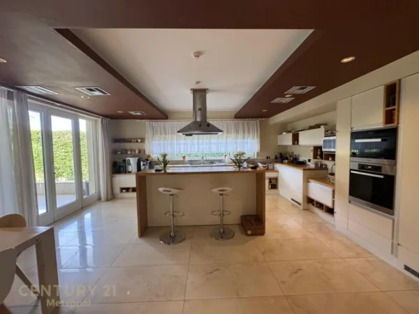 Tirane, jepet me qera Vile 3 Katshe Kati 4, 1.210 m² 15.000 € (Lunder)