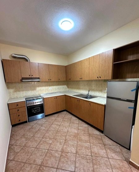 Tirane, jepet me qera apartament 2+1+Ballkon Kati 4, 118 m² 700 € (Komuna e Parist)