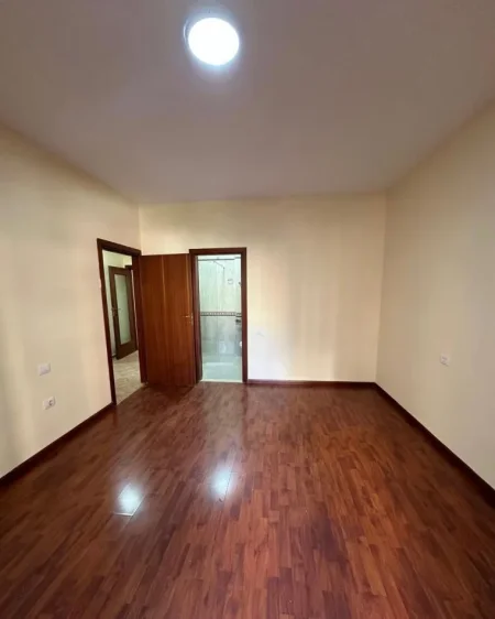 Tirane, jepet me qera apartament 2+1+Ballkon Kati 4, 118 m² 700 € (Komuna e Parist)