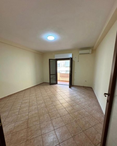 Tirane, jepet me qera apartament 2+1+Ballkon Kati 4, 118 m² 700 € (Komuna e Parist)