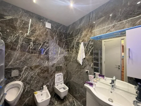 Tirane, shitet apartament 1+1 Kati 2, 80 m² 305.000 € (Sheshi Avni Rustemi)