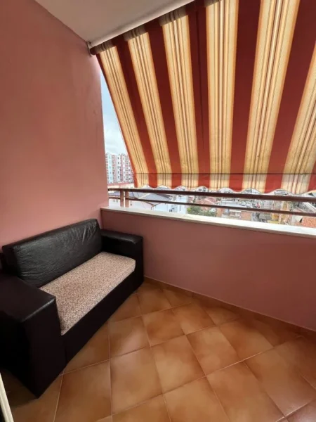 Tirane, jepet me qera apartament 1+1+Ballkon Kati 6, 65 m² 700 € (Petro Nini)