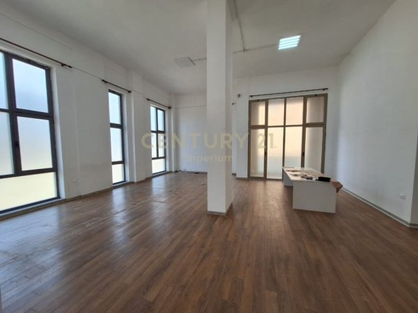 Tirane, shitet ambjent biznesi Kati 1, 217 m² 450.000 € (Xhamlliku)
