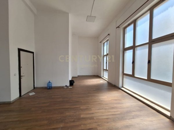 Tirane, shitet ambjent biznesi Kati 1, 217 m² 450.000 € (Xhamlliku)