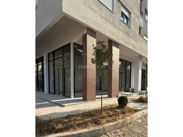 Tirane, jepet me qera ambjent biznesi Kati 0, 45 m² 750 € (Rr. Qemal Stafa)