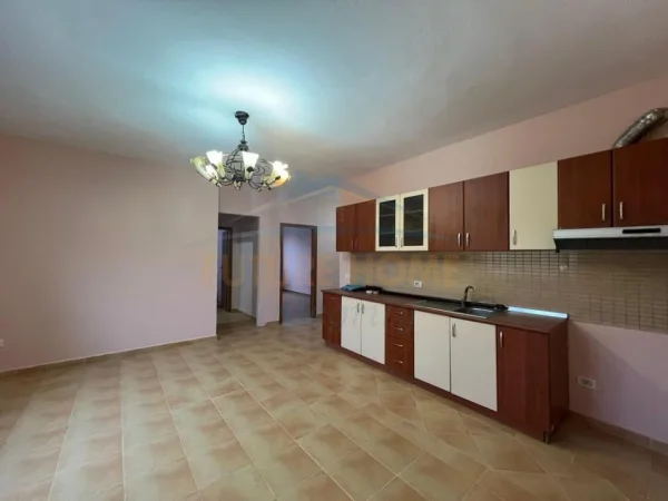 Tirane, jap me qera apartament 3+1+Ballkon Kati 6, 108 m² 615 € (Rruga Vllazen Huta)