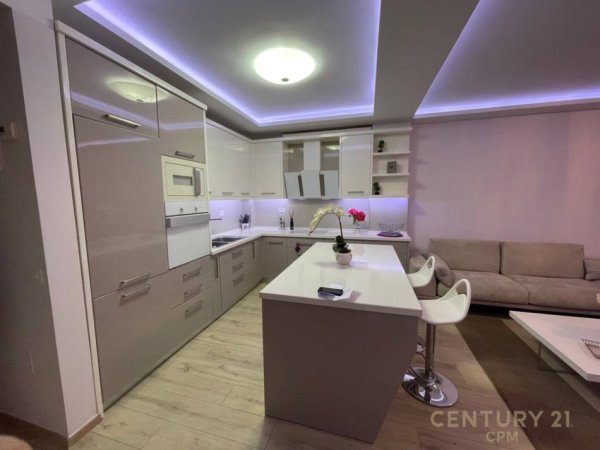 Tirane, jepet me qera apartament 2+1+Aneks+Ballkon Kati 3, 1.300 € (Libri Universitar)