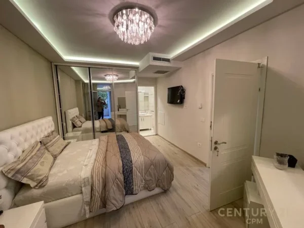 Tirane, jepet me qera apartament 2+1+Aneks+Ballkon Kati 3, 1.300 € (Libri Universitar)