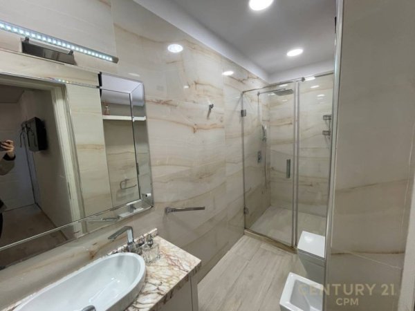 Tirane, jepet me qera apartament 2+1+Aneks+Ballkon Kati 3, 1.300 € (Libri Universitar)