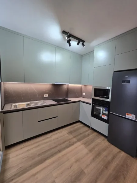 Tirane, jepet me qera apartament 1+1 Kati 8, 75 m² 800 € (Shkolla e kuqe)