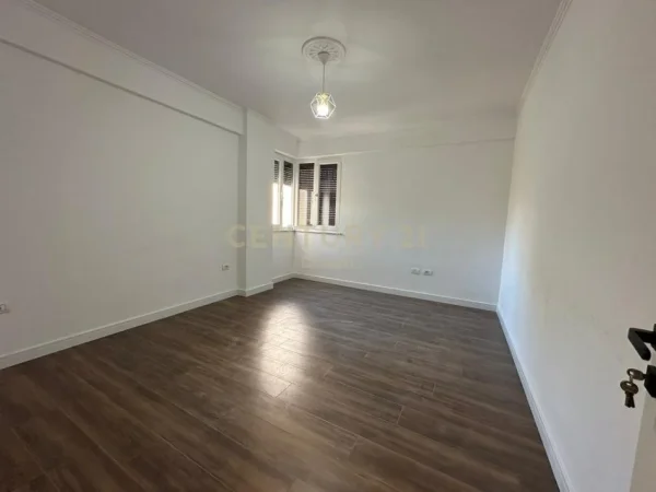 Tirane, jepet me qera zyre Kati 4, 100 m² 650 € (Prane Bulevardit Zogu I Pare)