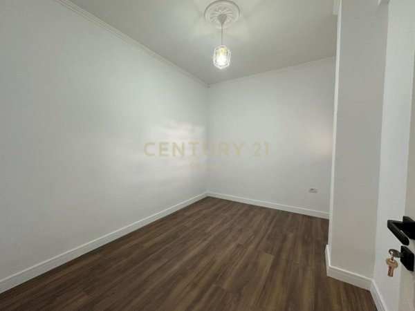 Tirane, jepet me qera zyre Kati 4, 100 m² 650 € (Prane Bulevardit Zogu I Pare)